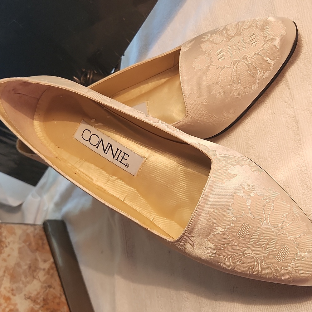 EUC Vintage Connie OPULENT IV IVORY 9B 2 INCH heel